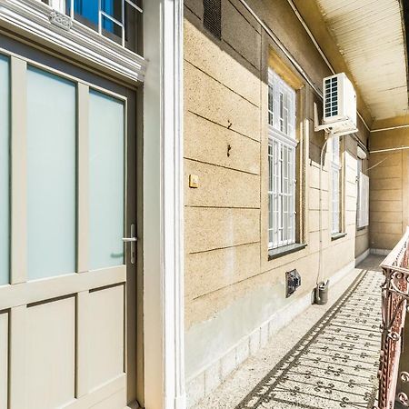 Sun-Splashed Retreat In The Heart Of A Vibrant Quarter Budapešť Exteriér fotografie