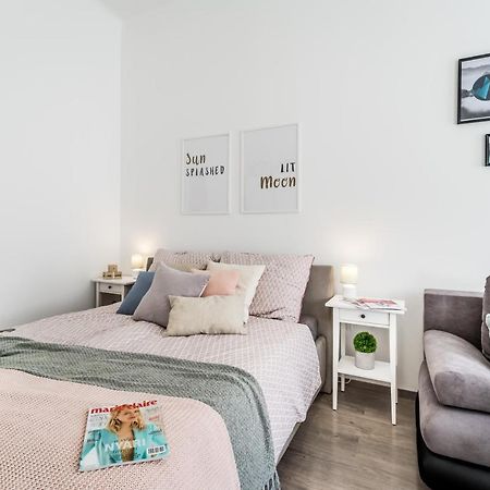 Sun-Splashed Retreat In The Heart Of A Vibrant Quarter Budapešť Exteriér fotografie