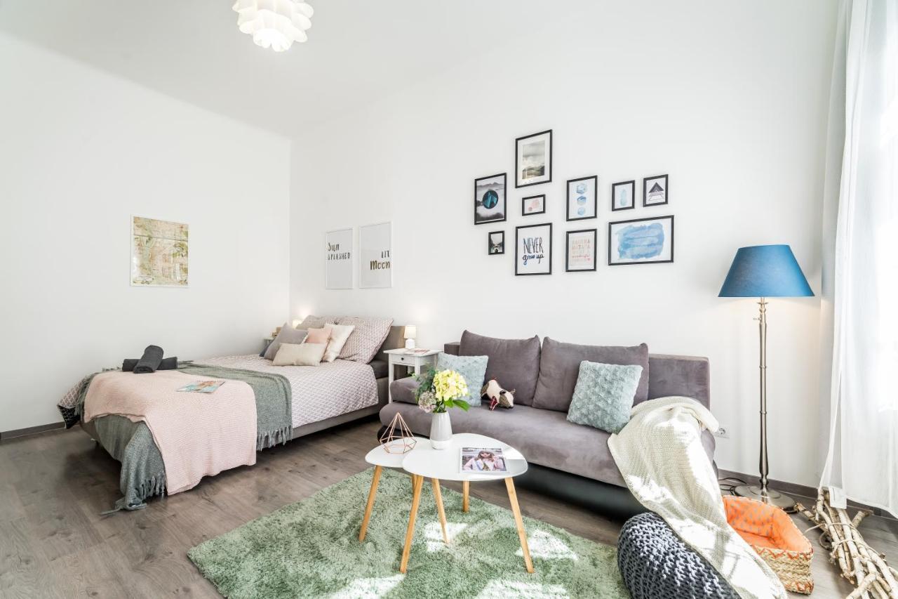 Sun-Splashed Retreat In The Heart Of A Vibrant Quarter Budapešť Exteriér fotografie