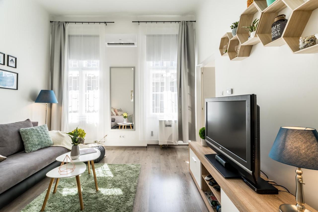 Sun-Splashed Retreat In The Heart Of A Vibrant Quarter Budapešť Exteriér fotografie