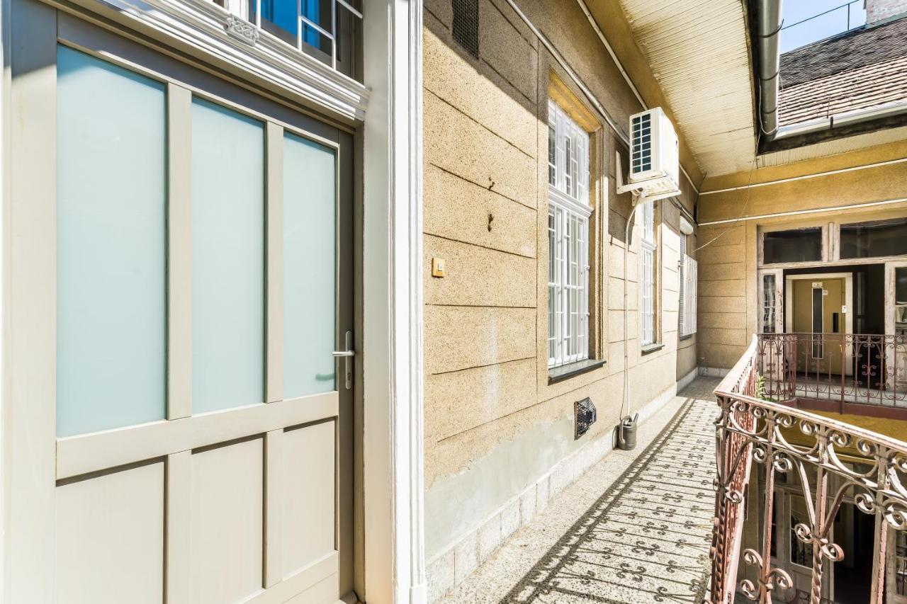 Sun-Splashed Retreat In The Heart Of A Vibrant Quarter Budapešť Exteriér fotografie