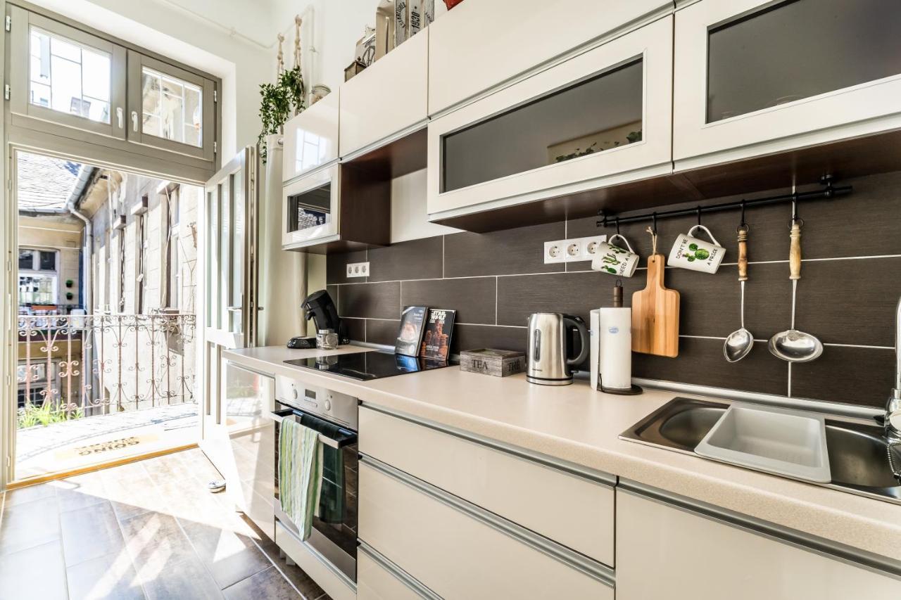 Sun-Splashed Retreat In The Heart Of A Vibrant Quarter Budapešť Exteriér fotografie