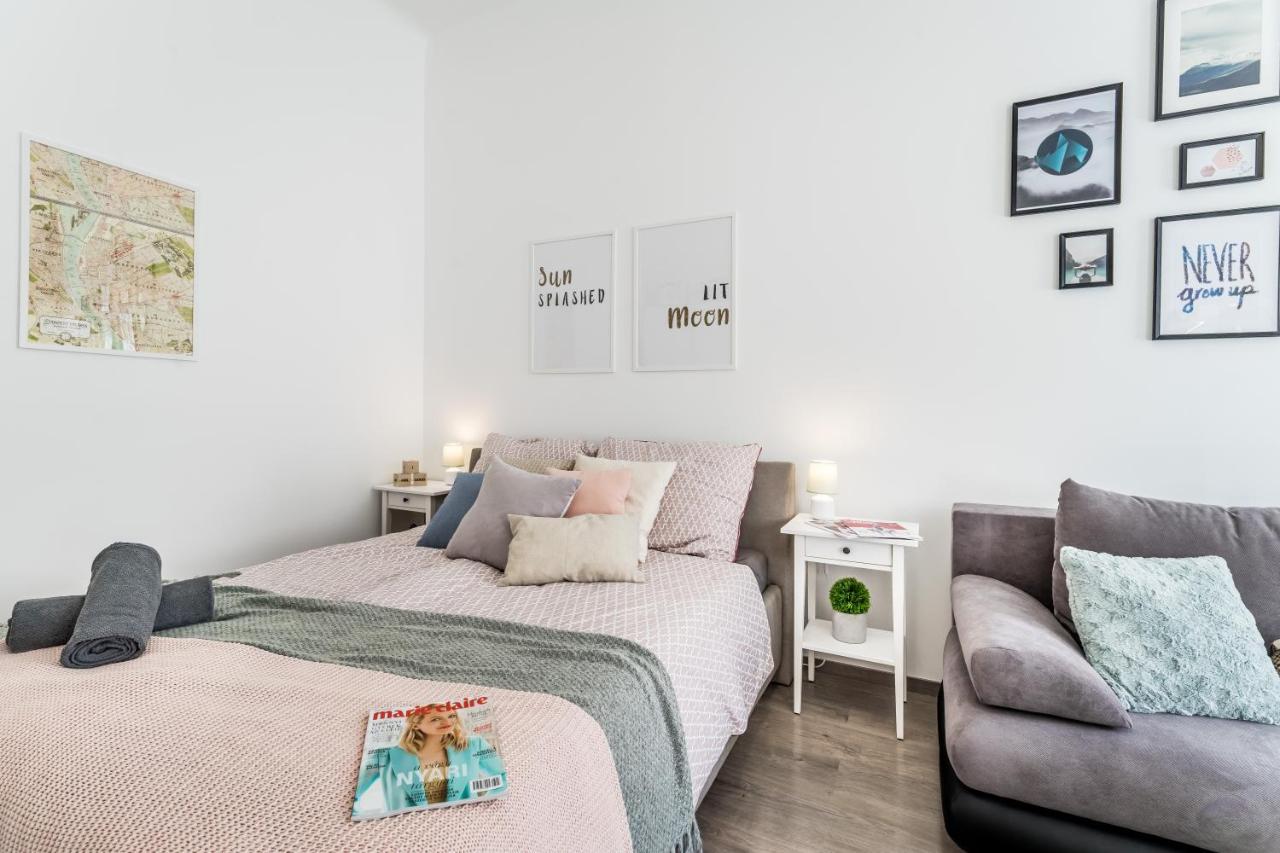 Sun-Splashed Retreat In The Heart Of A Vibrant Quarter Budapešť Exteriér fotografie
