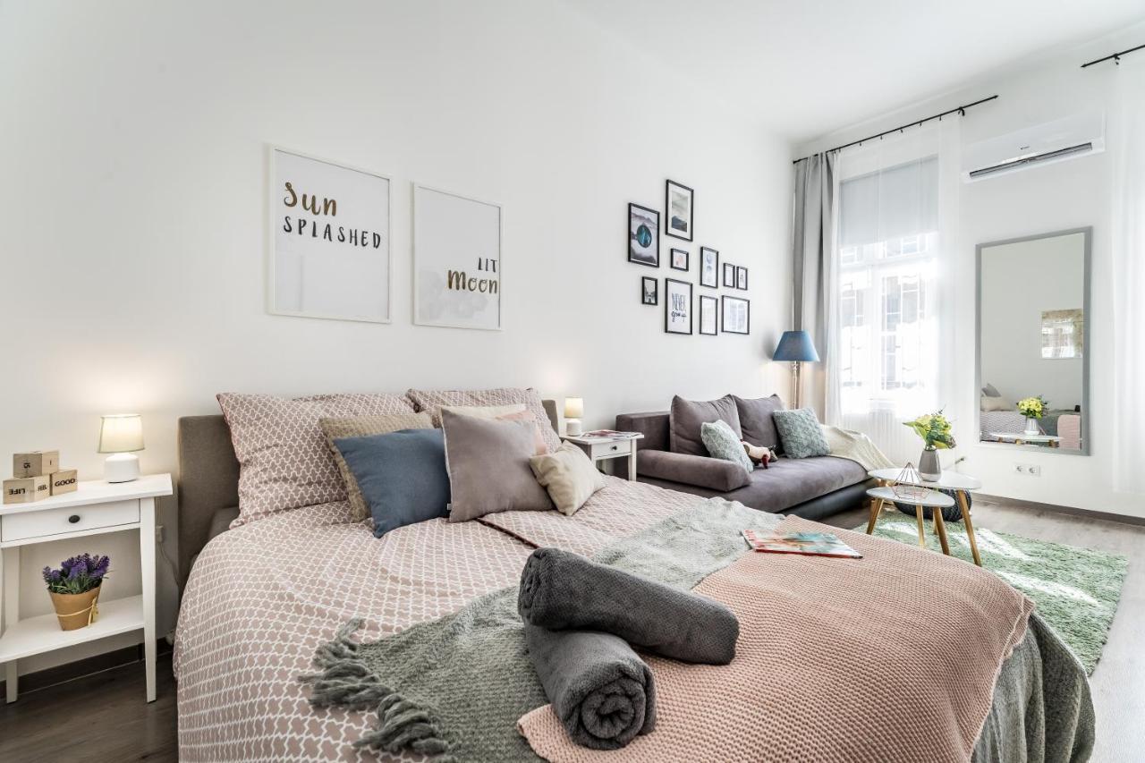 Sun-Splashed Retreat In The Heart Of A Vibrant Quarter Budapešť Exteriér fotografie