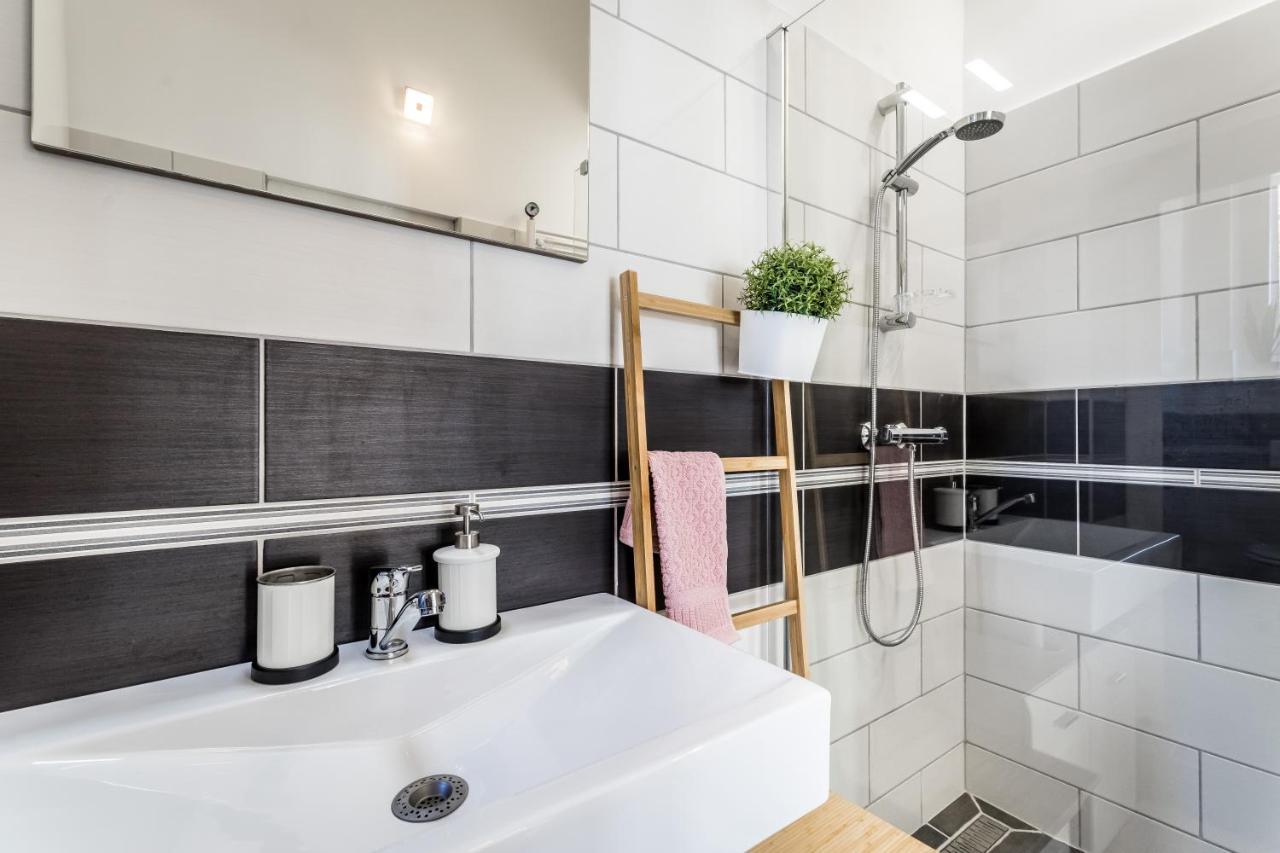 Sun-Splashed Retreat In The Heart Of A Vibrant Quarter Budapešť Exteriér fotografie