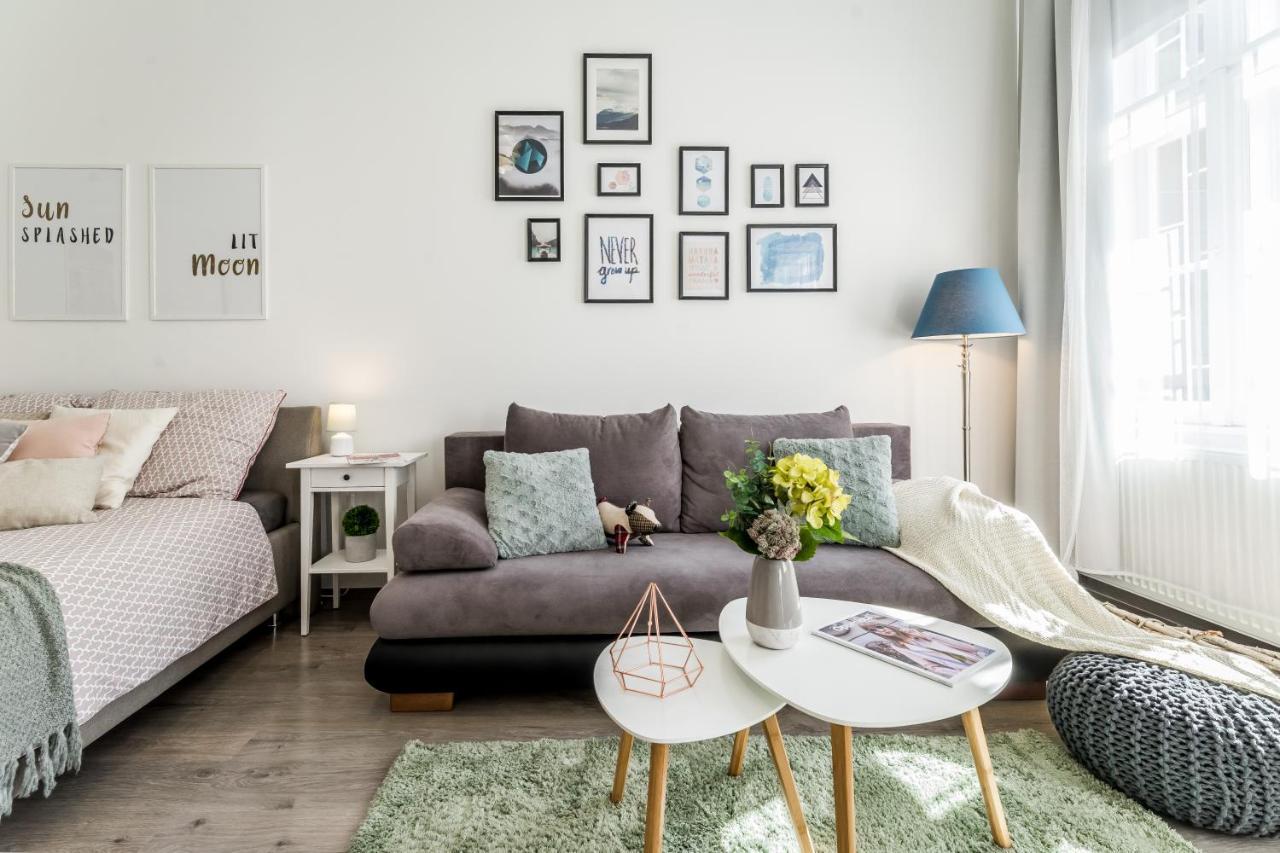 Sun-Splashed Retreat In The Heart Of A Vibrant Quarter Budapešť Exteriér fotografie