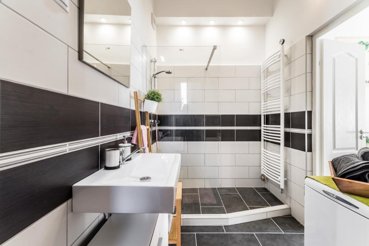 Sun-Splashed Retreat In The Heart Of A Vibrant Quarter Budapešť Exteriér fotografie